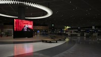 Satu-satunya sumber keramaian hanyalah papan promosi yang memutar video Olimpiade Tokyo 2020 atau iklan pariwisata Jepang lainnya. (Foto: Jae C.Hong/AP)