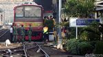 Potret Aktivitas Warga di Stasiun Bekasi Jelang Penerapan PSBB