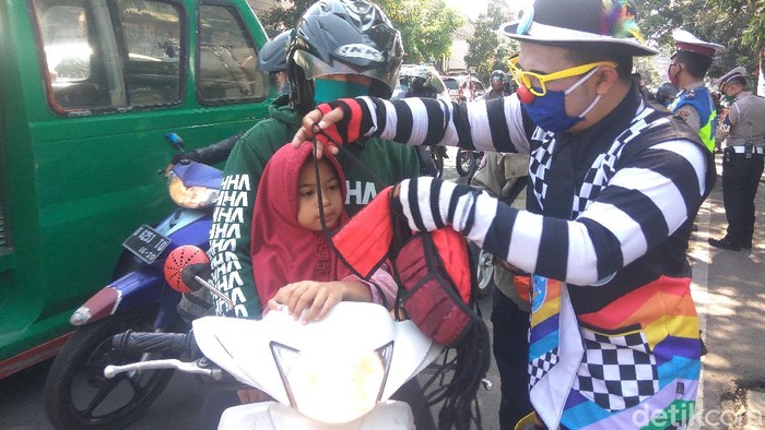 Badut di Cimahi bagikan masker ke pengendara