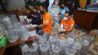 Alat pelindung wajah ini juga biasanya digunakan oleh tenaga medis di berbagai daerah untuk menghindari dan mengurangi risiko terpapar COVID-19 saat menangani pasien positif Corona. ANTARA FOTO/Moch Asim