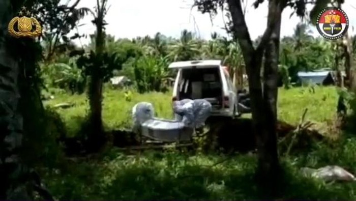 Bripka Jerry membantu memakamkan korban Corona (Screenshot video Polri)