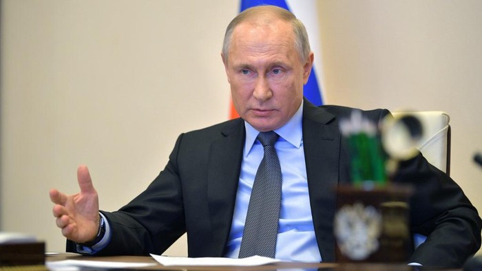 Vladimir Putin saat mengikuti rapat teleconference di kediaman resminya saat pandemi virus Corona Russian President Vladimir Putin attends a meeting on the situation with the spread of the COVID-19 coronavirus disease in Russia, via a teleconference call at the Novo-Ogaryovo state residence outside Moscow on April 13, 2020. (Photo by Alexey DRUZHININ / SPUTNIK / AFP)