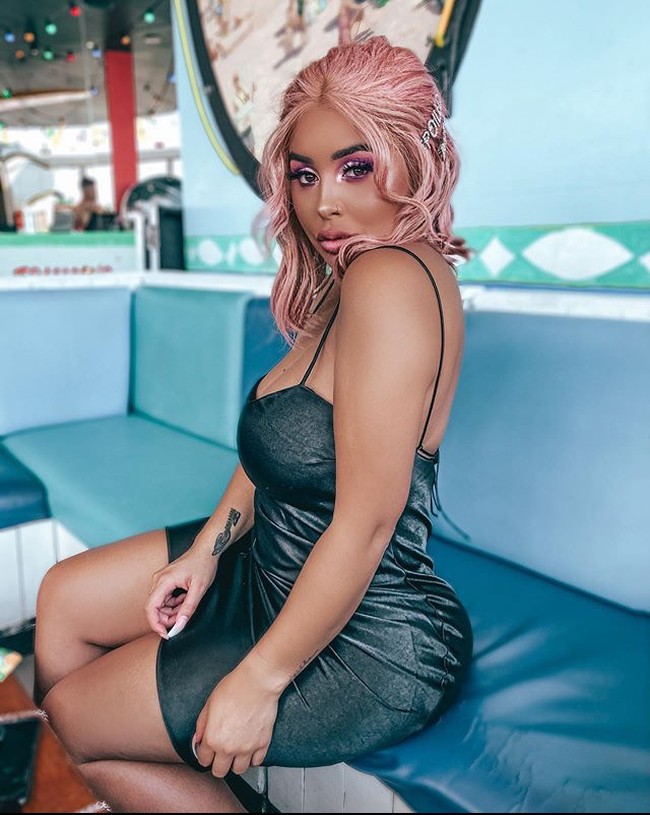 Kita semua bisa kembali terlihat seperti ratu yang dimanjakan begitu semuanya kembali normal,” ungkap wanita yang pernah menjalani operasi plastik Brazil Butt Lift pada 2018 itu. Foto: Instagram