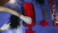 Masker-masker ini dibuat oleh para narapidana di dalam lapas. (AP Photo/Esteban Felix)