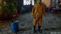 Sementara Komandan Gugus Kuratif Penanganan COVID-19 Jatim, dr Joni Wahyuhadi mengatakan bahwa operasi gabungan dilakukan karena Kota Surabaya mengalami kenaikan angka yang pesat dalam 2 hari terakhir. Lokasi sekitar cafe pun disemprotkan disinfektan.