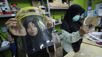 Di Surabaya juga ada gerakan #1000 Face Shield. Seperti diketahui virus Corona ini dapat masuk melalui mata, hidung dan mulut manusia oleh sebab itu pelindung wajah ini cukup diperlukan terutama bagi tenaga medis. ANTARA FOTO/Moch Asim