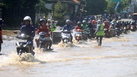 Kendaraan bermotor menerobos banjir yang menggenangi kawasan Jalan Raya Pantura Kraton, Pasuruan, Jawa Timur, Selasa (14/4/2020). ANTARA FOTO/Umarul Faruq.  