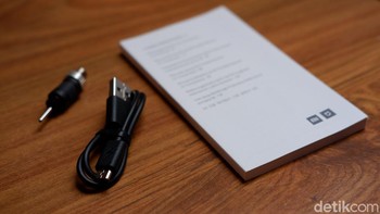 Dalam paket penjualannya diberikan buku petunjuk, kabel untuk mengisi ulang daya, adaptor katup dan jarum udara. Foto: Adi Fida Rahman