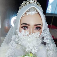 Selanjutnya ada pengantin yang memakai masker warna putih senada dengan busana akad nikah. Seperti yang diunggah oleh @damanda_mirza. Lekas sembuh dunia. Lekas sembuh indonesia..Kami rindu tawa cantik dari semua pengantin yang terhalangi virus Covid-19 , tulisnya. Foto: instagram @damanda_mirza