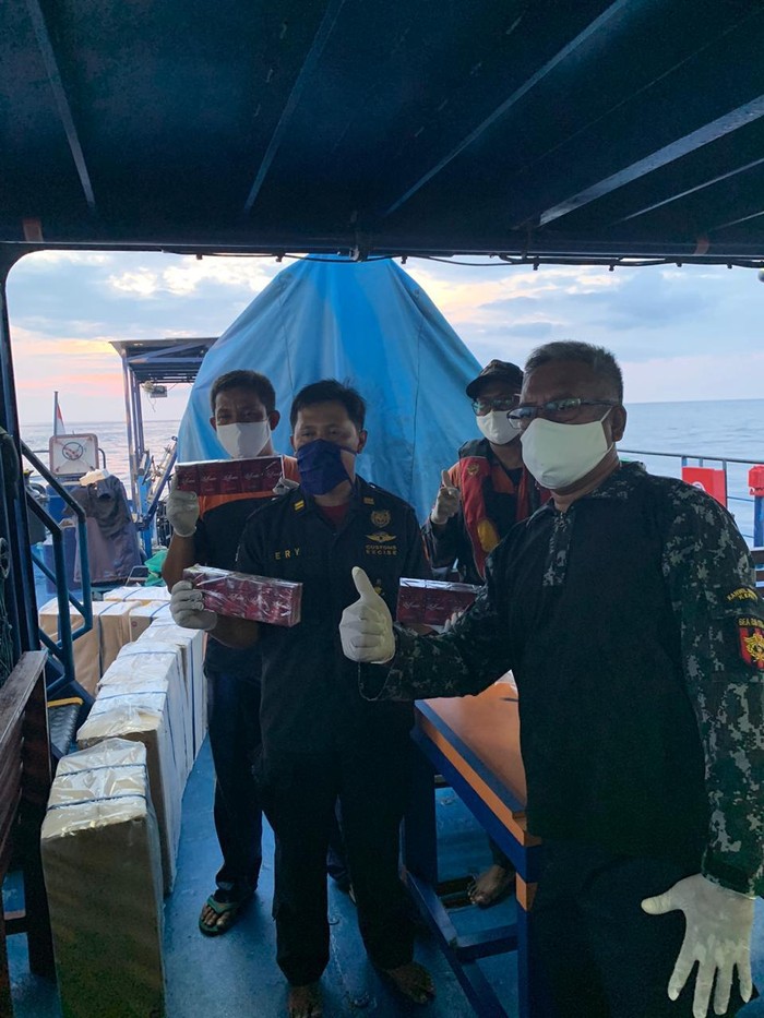 Bea-Cukai Aceh menemukan kapal tanpa nakhoda dan surat-surat. Di dalam kapal ditemukan rokok impor ilegal dari Thailand (dok. Bea-Cukai Aceh)