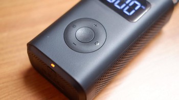 Keberadaan tombol ini yang membuatnya mirip iPod Classic. Tombol ini untuk mengatur tekanan angin yang diinginkan. Sehingga pompa akan otomatis berhenti kala mencapai angka tekanan yang ditentukan tadi. Foto: Adi Fida Rahman