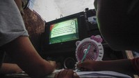 Warga diharapkan tinggal di rumah selama PSBB, termasuk pelajar yang diharuskan belajar dari rumah. Seperti siswa kelas 3 Sekolah Dasar (SD) di Depok ini yang mengikuti kegiatan belajar mengajar di rumah melalui siaran televisi TVRI. ANTARA FOTO/Yulius Satria Wijaya.