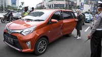 Salah satu penindakan itu yakni dengan mengimbau pengendara mobil taat menjaga jarak atau social distancing saat berada di kendaraan. Pengendara yang ada di kursi depan diminta untuk turun dan berpindah duduk ke kursi belakang.