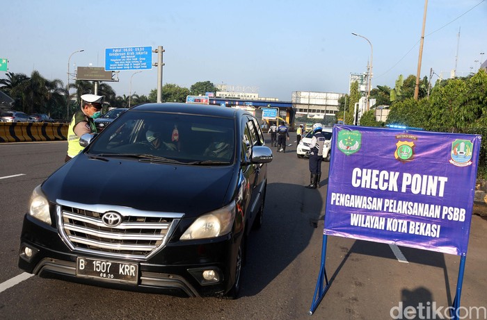 Petugas Pantau Check Point Penerapan PSBB di Gerbang Tol Bekasi Barat Petugas gabungan dari Dishub Pemkot Bekasi dan polisi pantau lokasi pengecekan penerapan PSBB. Lokasi check point itu berada di Gerbang Tol Bekasi Barat.
