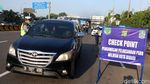 Petugas Pantau Check Point PSBB di Pintu Tol Bekasi Barat
