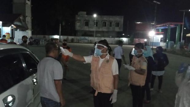 Pengecekan suhu tubuh warga yang hendak masuk ke Aceh (dok. Istimewa)