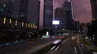 Awan senja membuncah dengan indah efek dari polusi yang terkendali dan terus menurun serta jalanan yang lengang.
