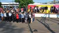 Para kepala daerah Bogor, Depok dan Bekasi (Bodebek) juga mengusulkan agar operasional Kereta Rel Listrik (KRL) dihentikan sementara selama Pembatasan Sosial Berskala Besar (PSBB). ANTARA FOTO/Arif Firmansyah.