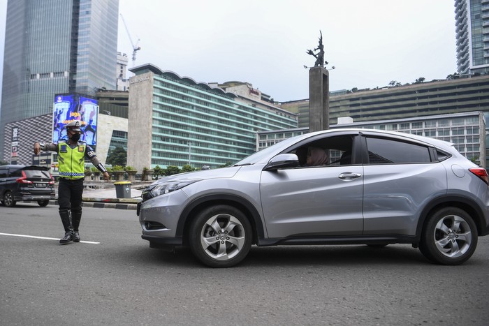 Satpol PP meminta pengendara motor mengenakan masker saat pemeriksaan kepatuhan Pembatasan Sosial Berskala Besar (PSBB) di kawasan Bundaran HI, Jakarta, Senin (13/4/2020). Pemeriksaan tersebut untuk memastikan setiap pengendara mobil dan motor mematuhi aturan PSBB yang diterapkan di DKI Jakarta. ANTARA FOTO/Hafidz Mubarak A/wsj.