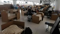 Tempat tidur kardus itu diketahui disediakan bagi para penumpang penerbangan internasional yang tiba di Bandara Internasional Narita sebagai tempat beristirahat sembari menunggu hasil tes Corona. Naohiro Katsuta via AP.