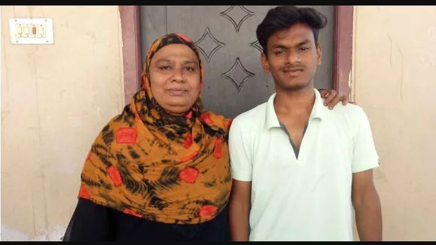 Seorang ibu berkendara motor ribuan km untuk jemput anaknya