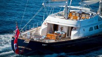Lambung kapalnya juga telah dicat ulang dengan warna biru gelap. Superyacht kelas wahid ini dijual melalui broker Burgess (Foto: CNN)