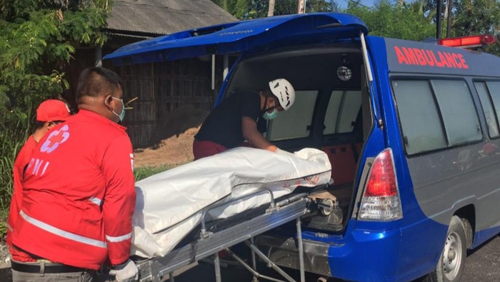 Evakuasi pemotor yang tewas tertabrak bus di Jl Wates-Yogya, Kulon Progo