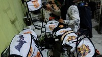 Pekerja menyelesaikan pesanan masker kain dengan gambar karakter kartun, tokoh dan logo di Karanganyar, Jawa Tengah, Selasa (14/4/2020). ANTARA FOTO/Maulana Surya.