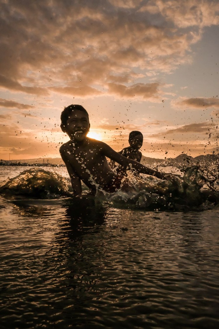 Beginilah gambaran potret kebahagiaan anak-anak yang berhasil diabadikan dalam bingkai kamera pada ajang kontes Foto Agora #Fun2020.