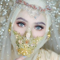 Pengantin yang menikah di tengah virus Corona ini juga bergaya memakai wedding fashion mask dari makeup artist @iis_yunerli86. Siger berbentuk masker ini terlihat unik saat digunakan oleh pengantin. Menurut kamu bagaimana? Foto: instagram @ieramakeup_nd_boutique Foto: instagram @imageshoop