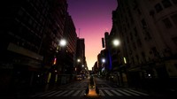 Suasana kota yang sepi dari akitivitas di salah satu kota Argentina yang menyajikan sunset yang sangat indah. Bisa kita lihat saat ini warga di seluruh dunia tengah saling memberikan dukungan dari segi materil maupun moril seperti berbagi masker, makanan hingga APD. Selain itu karena wabah ini dunia dapat memberikan kualitas udara terbaiknya karena berkurangnya pencemaran udara. Marcelo Endelli/Getty Images.