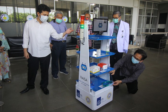 ITS bekerja sama dengan RS Universitas Airlangga kembangkan robot yang siap bantu tim medis tangani pasien Corona. Robot itu bernama Robot RAISA.