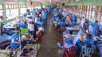 Bagaimana dengan negara lain? Di Malaysia para napi justru diberdayakan untuk memproduksi APD guna memenuhi kebutuhan tenaga medis. (Twitter/Penjara Malaysia)