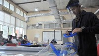 Mahasiswa di Palembang juga turut memproduksi pelindung wajah secara sendiri. ANTARA FOTO/Feny Selly