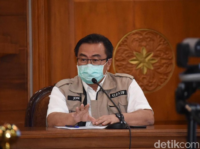 Kasus positif Corona di Surabaya mencapai 208 orang. Ketua Satgas Kuratif Penanganan COVID-19 Jatim, dr Joni Wahyuhadi mengatakan, itu karena banyak warga yang tidak mematuhi physical distancing maupun social distancing.