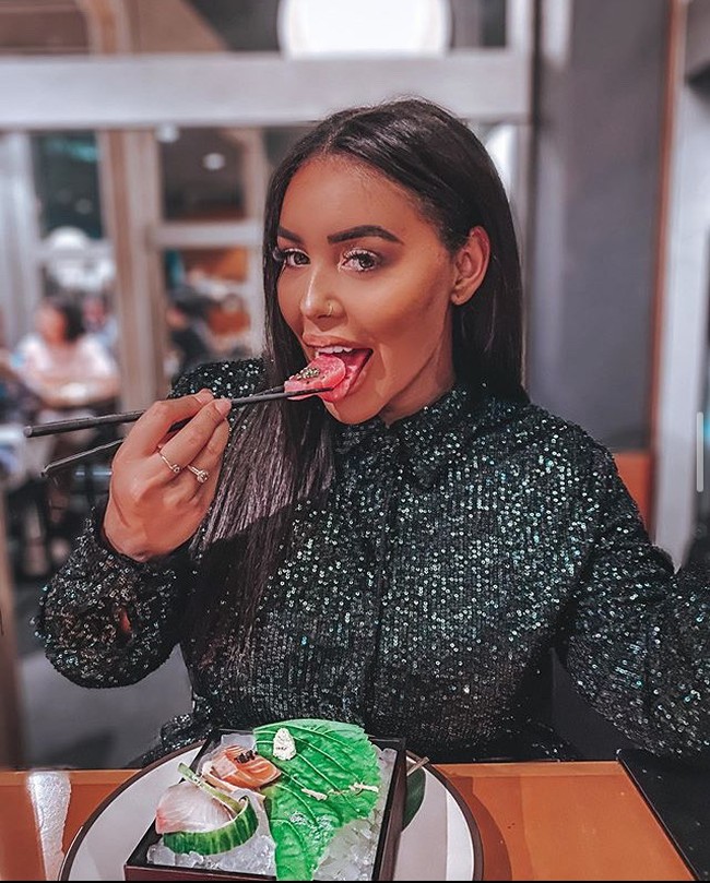 Selama 10 tahun terakhir, Zilla juga memiliki Botox di wajahnya, dagu dan ketiak. Botox di ketiak menurutnya dapat membantu mengurangi keringat. Foto: Instagram