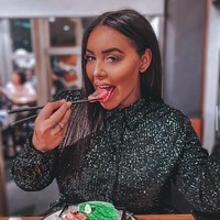 Selama 10 tahun terakhir, Zilla juga memiliki Botox di wajahnya, dagu dan ketiak. Botox di ketiak menurutnya dapat membantu mengurangi keringat. Foto: Instagram