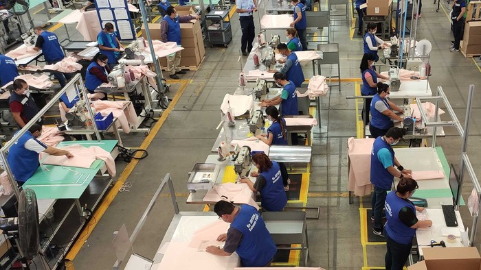 Ford Bikin APD untuk Tenaga Medis Pakai Material Bekas Airbag