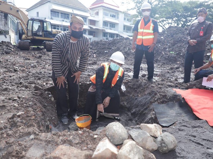 Pemkot Malang akhirnya menunda pembangunan gedung baru senilai Rp 45 miliar. Peletakan batu pertama sempat dilakukan oleh Wali Kota Malang Sutiaji beberapa hari lalu.