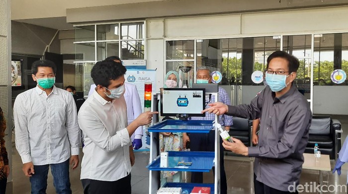 ITS Surabaya menyerahkan Robot Medical Assistant ITS-Unair (RAISA) ke RS Unair. RAISA merupakan robot pelayan kesehatan untuk membantu dan meminimalisir kontak tenaga medis dengan pasien Corona.