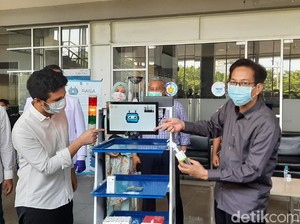 ITS Serahkan Robot RAISA ke RS Unair untuk Bantu Tangani Pasien Corona