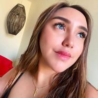 Beberapa waktu lalu Salmafina Sunan juga jadi kontroversi karena pengakuannya pindah keyakinan. Ayahnya yang muslim sampai murka, namun Salmafina tetap berpegang teguh pada keyakinan barunya. Foto: instagram @salmafinasunan