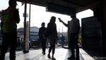 Potret Aktivitas Warga di Stasiun Bekasi Jelang Penerapan PSBB