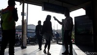 Guna mencegah penyebaran virus Corona, calon penumpang yang hendak masuk ke dalam Stasiun KA Bekasi akan diperiksa suhu tubuhnya oleh para petugas.