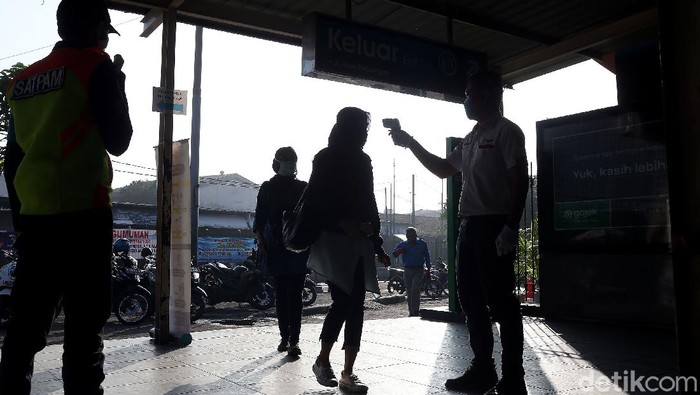 Penerapan PSBB di Kota Bekasi akan mulai diterapkan besok, Rabu (15/4). Jelang penerapan PSBB, Stasiun KA Bekasi tampak masih ramai dengan aktivitas warga.