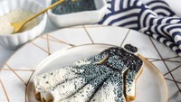Pernah memenangi penghargaan Dessert Designer Christian Louboutin, Liz Joy buktikan kemampuannya saat mendesain cookies buatannya dengan bentuk gaun-gaun yang cantik. Seperti gaun lengan panjang dengan akses warna putih, hitam, dan abu-abu ini. Foto: Instagram @inspiredtotaste