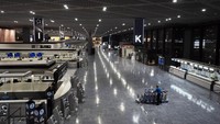 Kondisi tak jauh beda di Bandara Narita, tak terlihat kerumunan penumpang. Hanya petugas kebersihan bandara yang masih sibuk bekerja. (Foto: Jae C.Hong/AP)