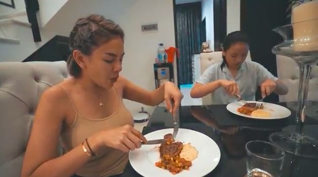 Nikita Mirzani masak steak