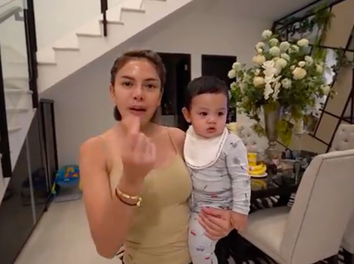 Nikita Mirzani masak steak