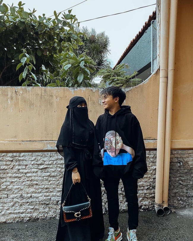 Kerap mengunggah foto bersama dengan gaya mesra, banyak warganet yang mengira bahwa Wafiq Malik adalah istri baru dari Taqy Malik. Lihat saja dalam foto ini, keduanya yang memakai pakaian serba hitam dan saling tatap bak sepasang suami istri. Foto: instagram @taqy_malik